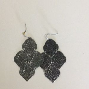 Leaf detailed metallic earrings